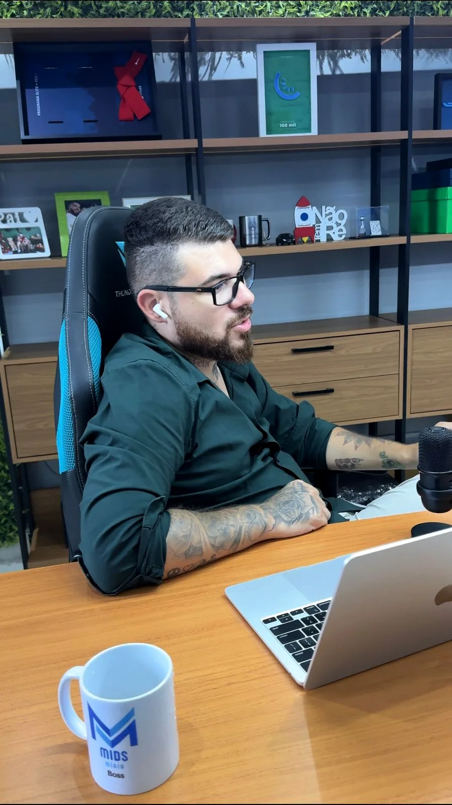 Thyago Yamauti na mesa de trabalho